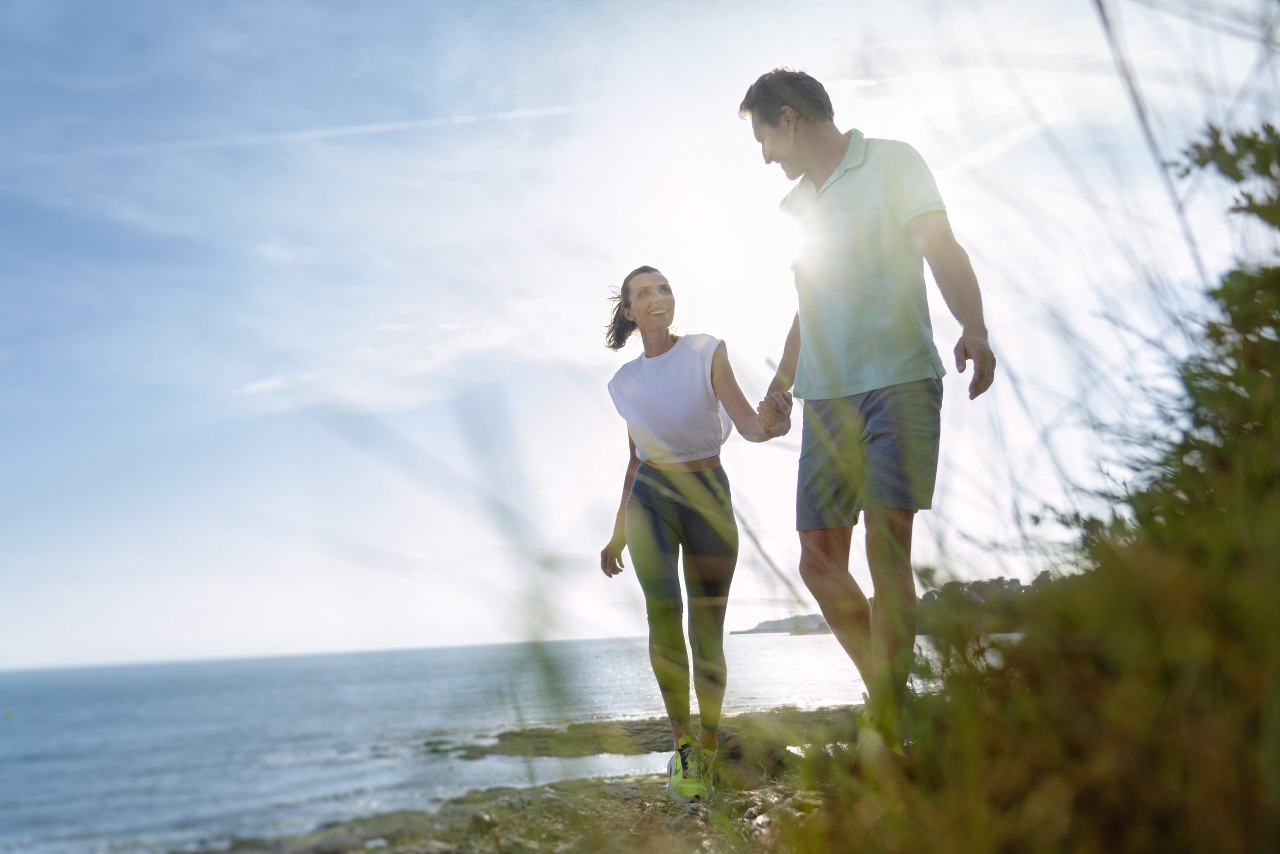 Couple en promenade sur un chemin devant la mer à proximité de la Thalasso de Pornic